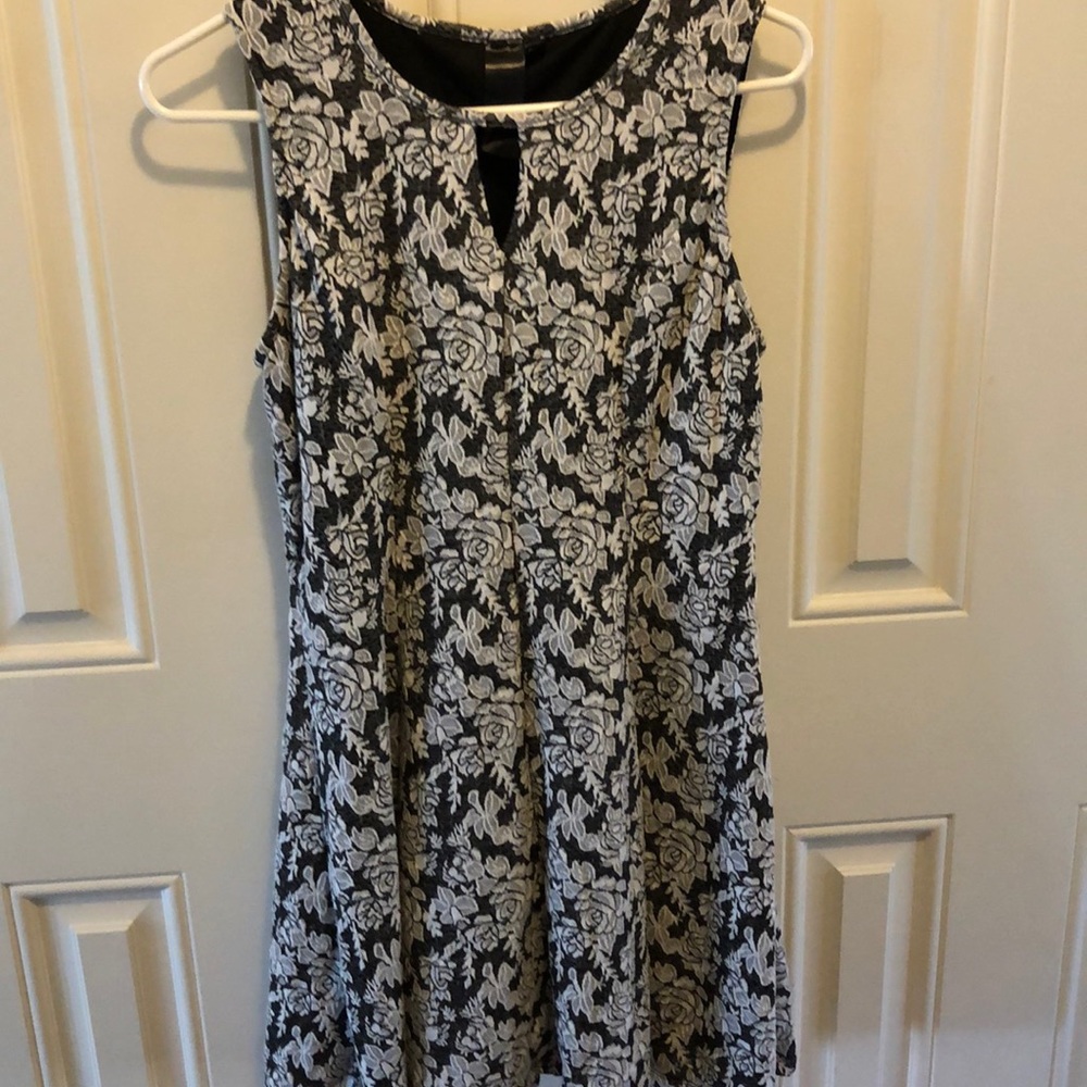 Sleeveless dress black and white print